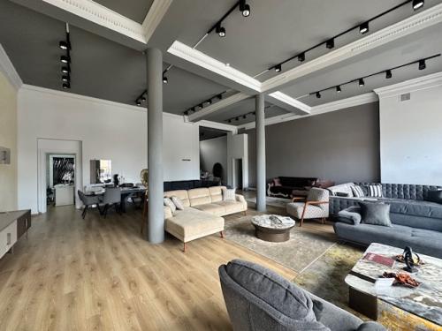 1 Aldermans Hill, Palmers Green, London, N13