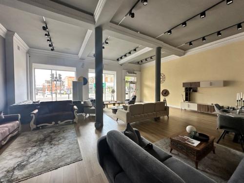 1 Aldermans Hill, Palmers Green, London, N13