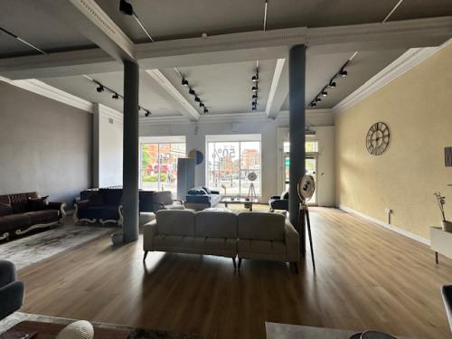 1 Aldermans Hill, Palmers Green, London, N13