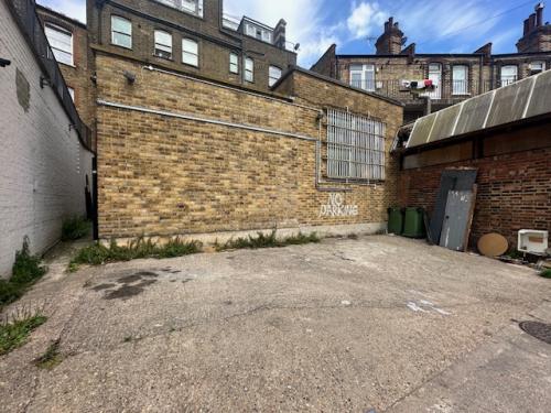 1 Aldermans Hill, Palmers Green, London, N13