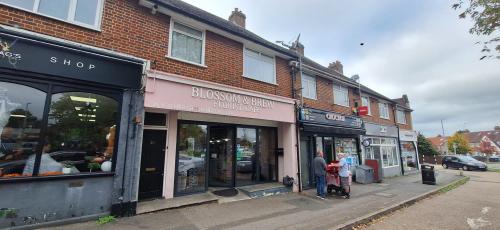 2 Chessington Parade, Leatherhead Road, Chessington, KT9