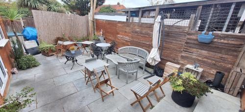 2 Chessington Parade, Leatherhead Road, Chessington, KT9