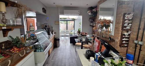 2 Chessington Parade, Leatherhead Road, Chessington, KT9