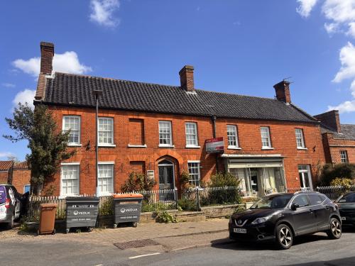 Carlton & Melton House, Market Place, Norwich, NR10