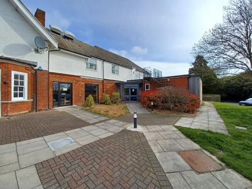 Stoney Cross Services, Ringwood Cross Road, Lyndhurst, SO43