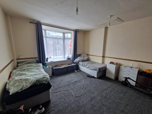 182 Kingston Road, Portsmouth, PO2
