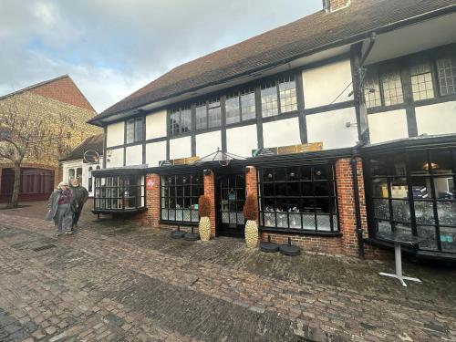 17 Lion & Lamb Yard, Farnham, GU9