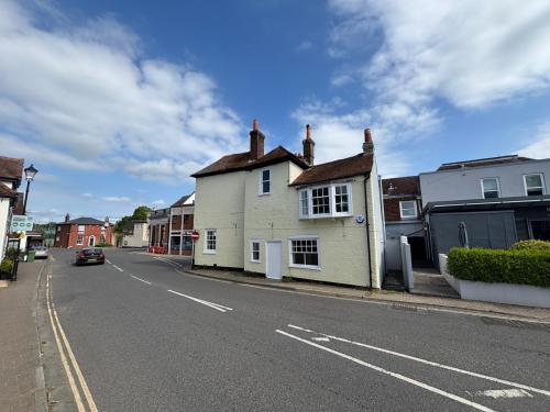 Former R2 Restaurant, The Square, Bishops Waltham, Southampton, SO32
