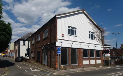 1+1a Penns Road, Petersfield, GU32