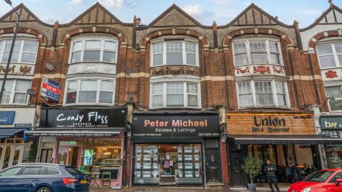 58, Aldermans Hill, Palmers Green, London, N13