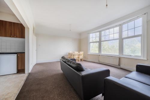 58, Aldermans Hill, Palmers Green, London, N13