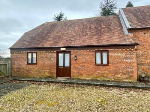 Unit 1 Woodgreen Farm Buildings, Mead Lane, Upper Basildon, Pangbourne, RG8