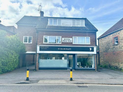 Queens House, 6 Haslemere Road, Liphook, GU30