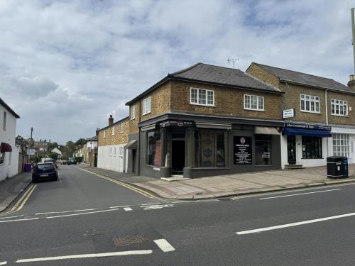 130 Oatlands Drive, Weybridge, KT13