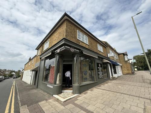 130 Oatlands Drive, Weybridge, KT13