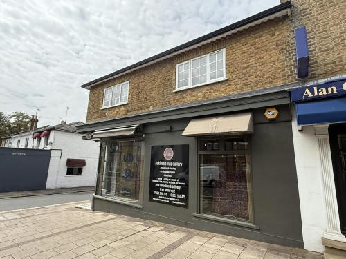 130 Oatlands Drive, Weybridge, KT13