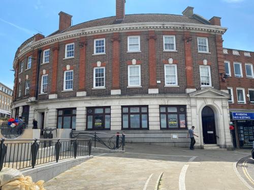 1 Bridge Street, Leatherhead, KT22