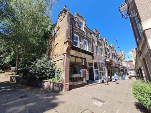 1A Church Court, Richmond, TW9