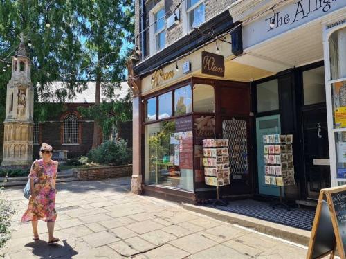1A Church Court, Richmond, TW9
