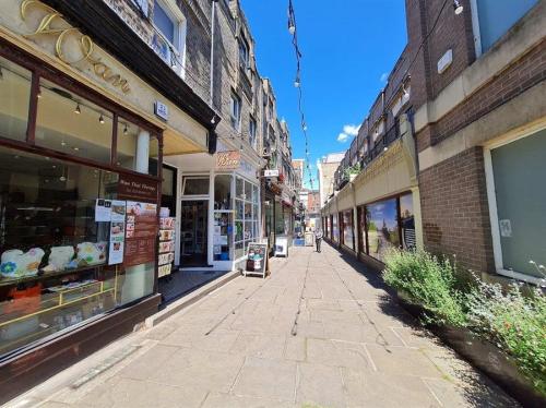 1A Church Court, Richmond, TW9