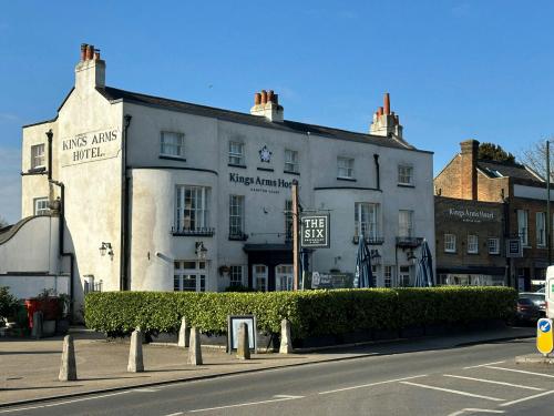 The Kings Arms Hotel, 2 Hampton Court Road, Hampton Court, KT8