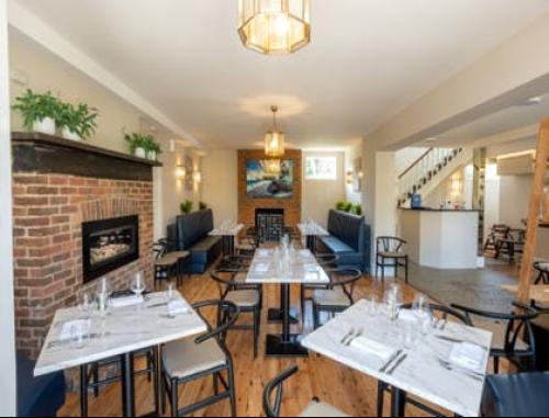 The Kings Arms Hotel, 2 Hampton Court Road, Hampton Court, KT8