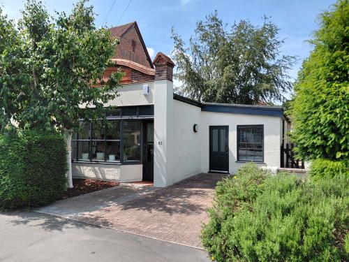 62 Well Lane, Woking, GU21