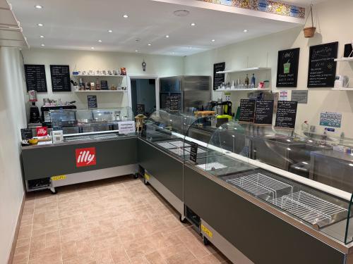 Shop 1, 16 Packhorse Road, Gerrards Cross, SL9