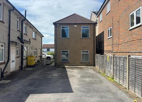 81 High Street, Caterham, CR3