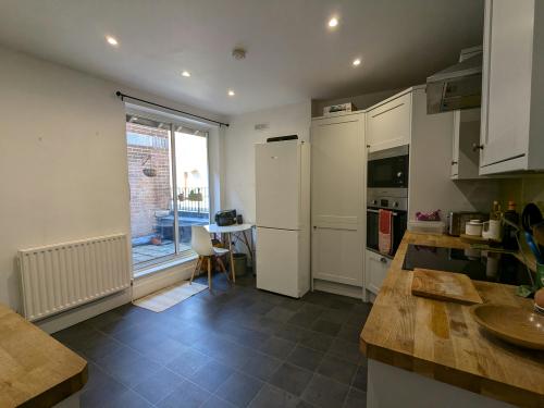 133 High Street, Godalming, GU7