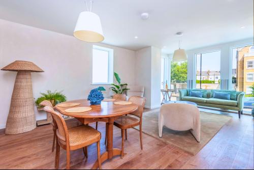 2 Flat 3, Manerium House, Manor Park, Manor Park, London, SE13