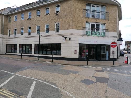 37 Pyle Street, Newport, PO30