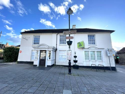 3 The Square, Liphook, GU30