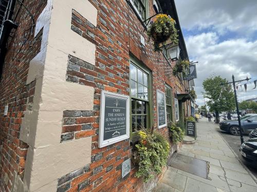 Potters Walk, Shop 2, 134 High Street, Royal Wootton Bassett, SN4