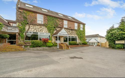 The Raven Hotel, Station Road, Hook, RG27