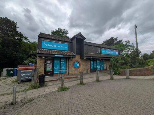 12 Hermitage Road, Woking, GU21