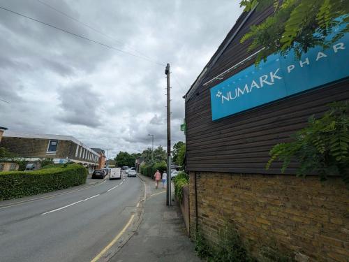 12 Hermitage Road, Woking, GU21