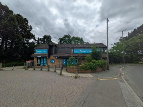 12 Hermitage Road, Woking, GU21