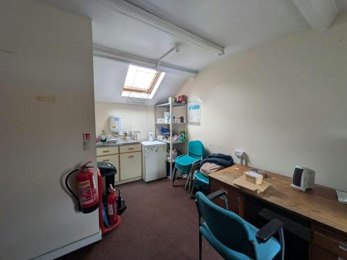 12 Hermitage Road, Woking, GU21