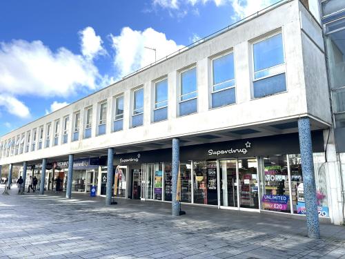 6 - 10 Queensway, Crawley, RH10