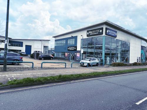 Unit 1B, Denvale Trade Park, Hasslett Avenue, Crawley, RH10