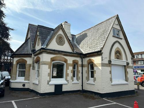 Broomhall Lodge (formerly Chancellors), London Road, Sunningdale, SL5