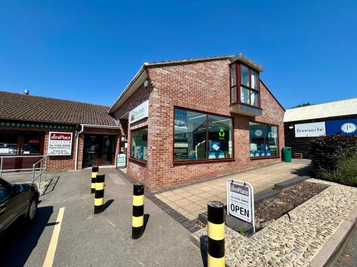 Unit 9, Wyevale Garden Centre, Bath Road, Thatcham, RG18