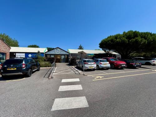 Unit 9, Wyevale Garden Centre, Bath Road, Thatcham, RG18
