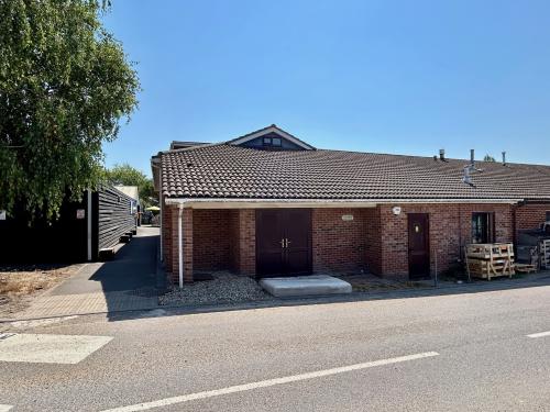 Unit 9, Wyevale Garden Centre, Bath Road, Thatcham, RG18