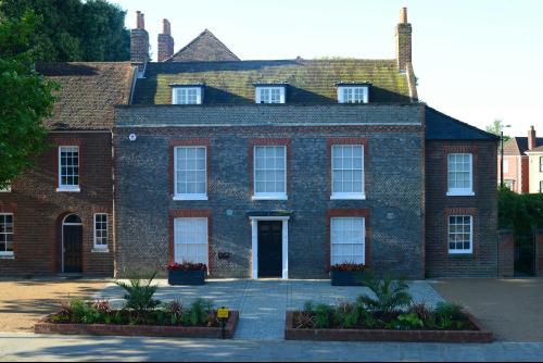 Former Westbury Manor Museum, Westbury Manor, 84 West Street, Fareham, PO16