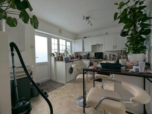 212 London Road, Burpham, Guildford, GU4