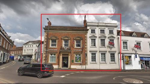 18/19 Market Square, Buckingham, MK18