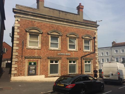 18/19 Market Square, Buckingham, MK18
