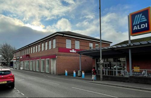12-28 High Street, Brownhills, WS8